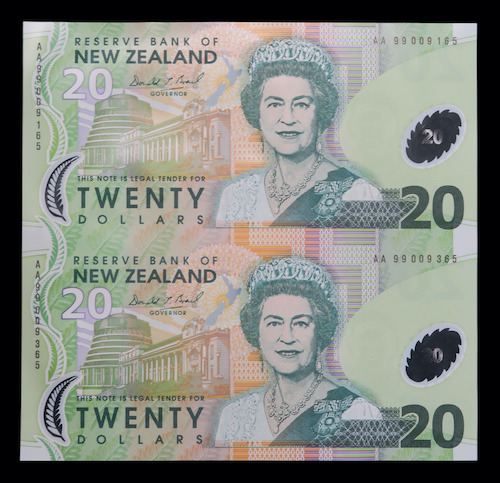 New zealand twenty dollars vertical pair