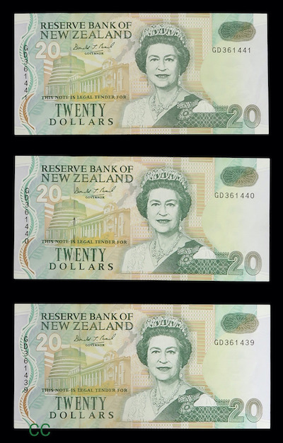 Consecutive numbered nz banknotes