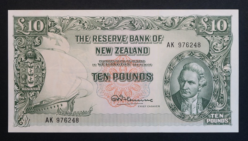 Large impressive 10 pound note from New Zealand