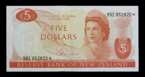 New zealand five dollars star note