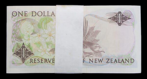 New zealand sealed bank pack 100 dollars notes