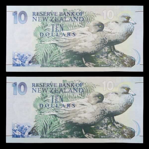 New zealand ten dollar banknote pair