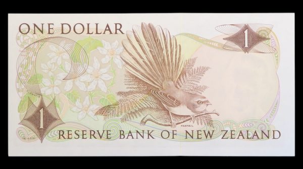 Queen elizabeth portrait new zealand dollar banknotes