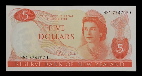 Queen elizabeth facing half left banknotes